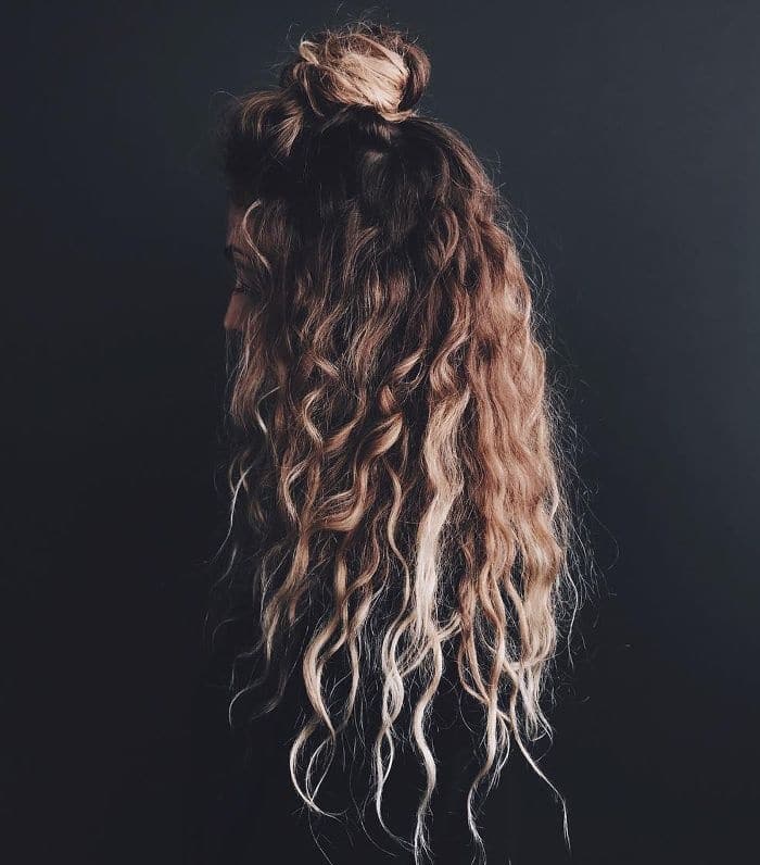 Read more about the article easy hairstyles for long hair: hun bun